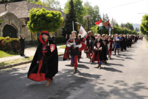 Lovagavatás 2009 április 24, Visegrád. A Skandináv Nagypriorátus lovagjai vonulnk a királyi palotához.