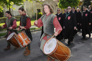 Lovagavatás 2009 április 24, Visegrád. A Skandináv Nagypriorátus lovagjai vonulnk a királyi palotához.