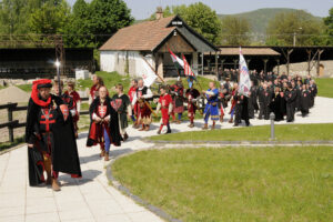 Lovagavatás 2009 április 24, Visegrád. A Skandináv Nagypriorátus lovagjai vonulnk a királyi palotához.