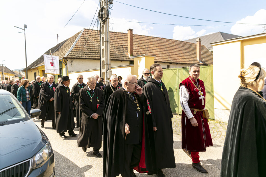 Szent György Lovagrend - 2023 április 22, Visegrád, felvonulás a Fő utcán a Királyi Palota felé