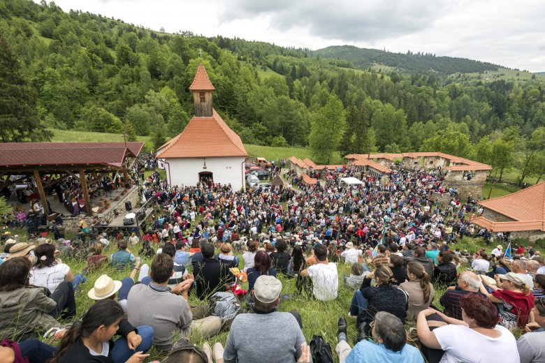 Ünnep a felújított Kontumáci-kápolnánál • Fotó: MTI/Mohai Balázs(Az eredeti cikk a Ligeten: https://liget.ro/arcel/nem-csak-tanar-nepnevelo-deaky-andras#)