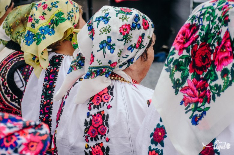 Csángó asszonyok. A kultúra megőrzése és továbbadása a cél • Fotó: Gecse Noémi(Az eredeti cikk a Ligetrõl: https://liget.ro/arcel/nem-csak-tanar-nepnevelo-deaky-andras#)