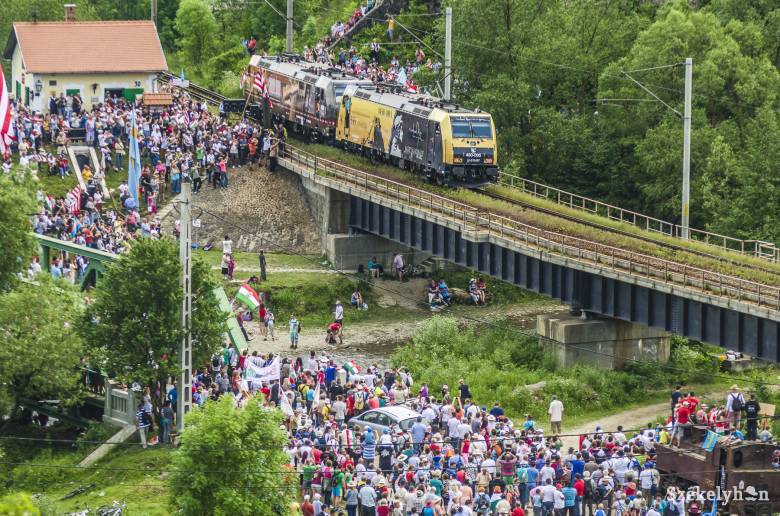 Zarándokhellyé vált az ezeréves határ és a vasúti őrház • Fotó: Veres Nándor(Az eredeti cikk a Ligeten: https://liget.ro/arcel/nem-csak-tanar-nepnevelo-deaky-andras#)