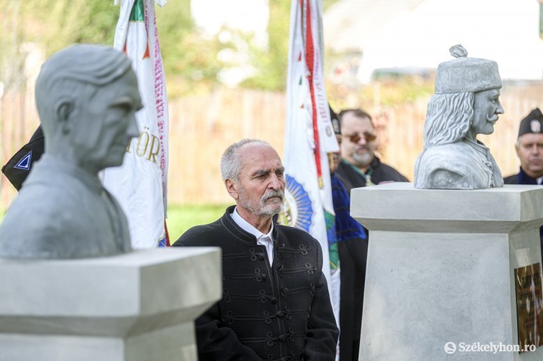 Saját telkén egy szoborparkban gyűjti össze a magyarság nagyjait • Fotó: Veres Nándor(Az eredeti cikk a Ligeten: https://liget.ro/arcel/nem-csak-tanar-nepnevelo-deaky-andras#)